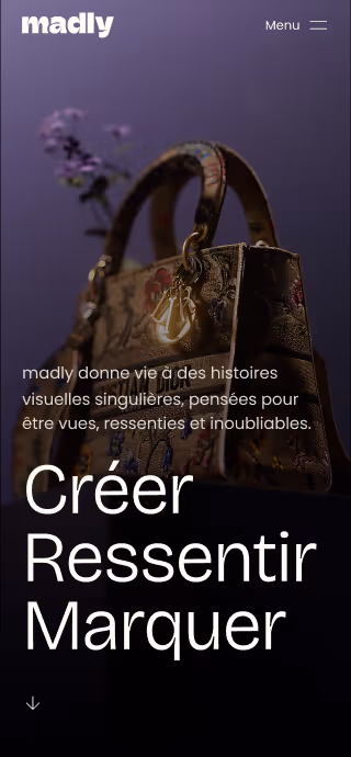 Decorative handbag with floral pattern and flower in the background, overlaid with French text about creating and feeling unique visual stories.
